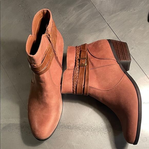 Yuu Tan Ankle Boots. 10M - Picture 2 of 4